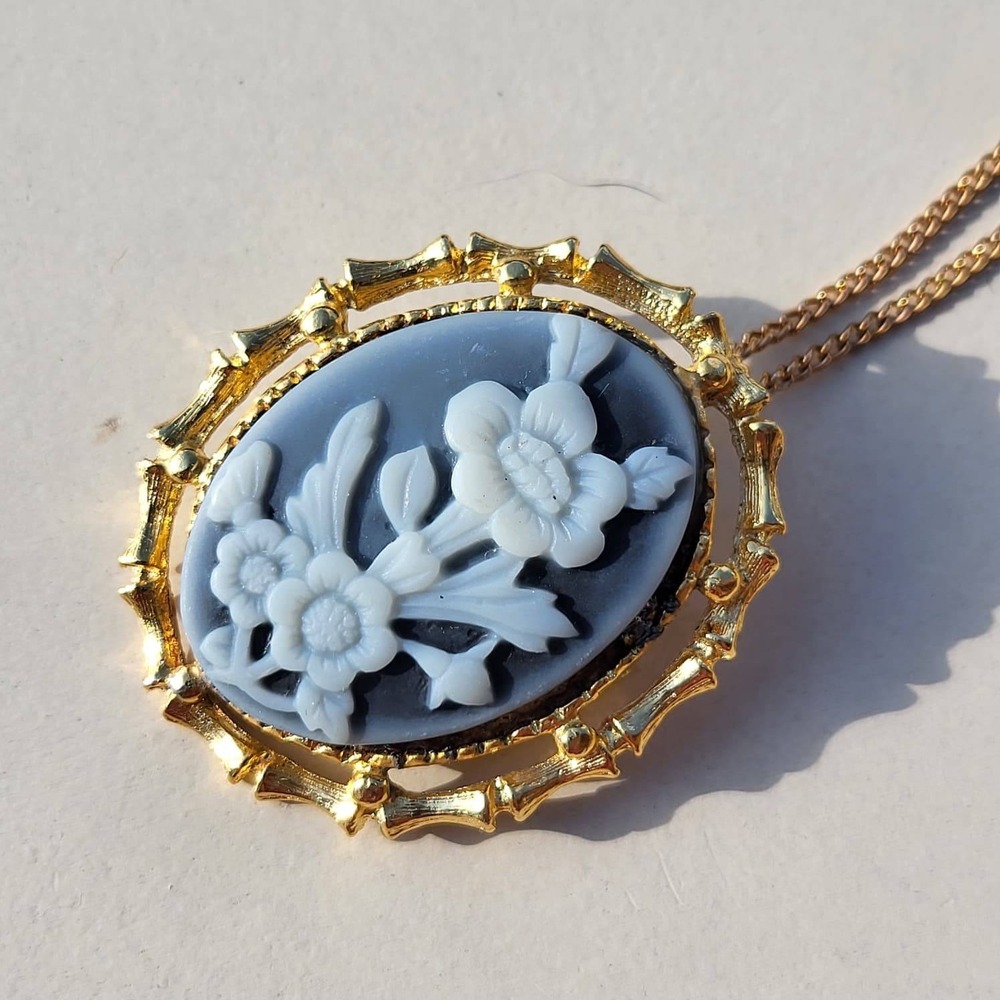 Vintage Gold Tone Faux Blue Cameo Floral Brooch Pendant Necklace Blue White - Picture 7 of 10